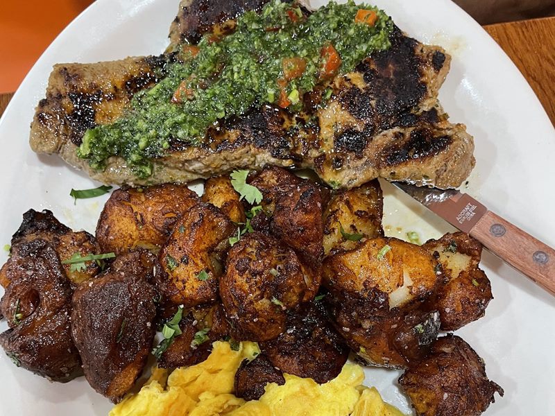 Sabroso! Breakfast & Dinner interior